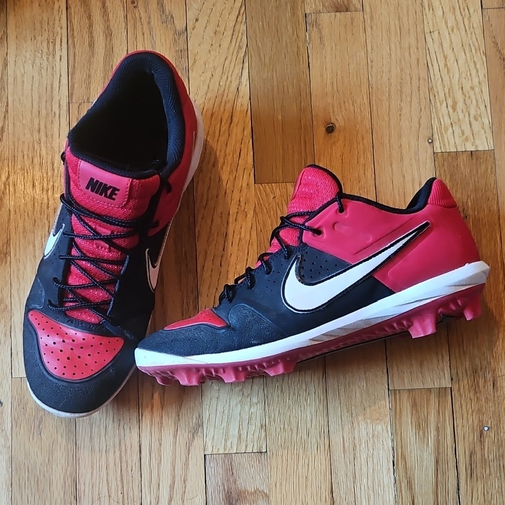 Nike Men's Red, Black & White Athletic Cleats